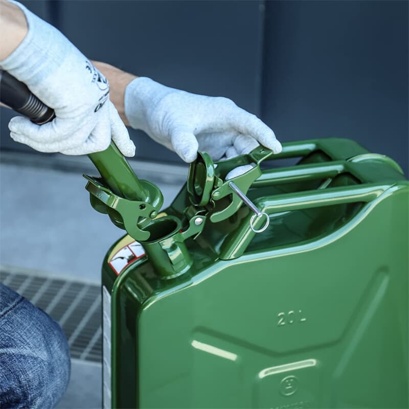 Benzinkanister 20L Kraftstoffkanister grün inkl. Ausgießstutzen mit  UN-Zulassung Lefeld Werkzeug