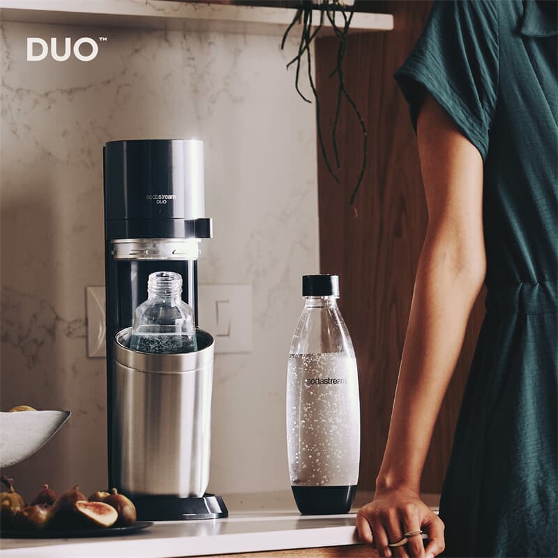 SodaStream Wassersprudler DUO Vorteilspack Titan mit 2 Karaffen & 1 PET- Flasche